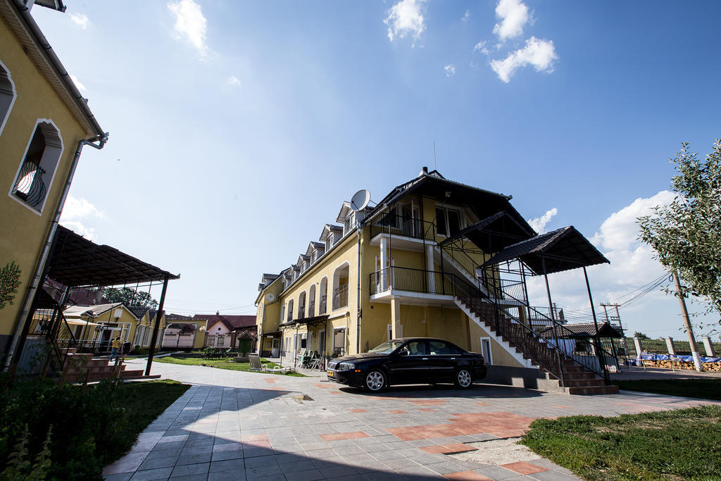 Pensiunea Poarta Oilor Girbova Ngoại thất bức ảnh